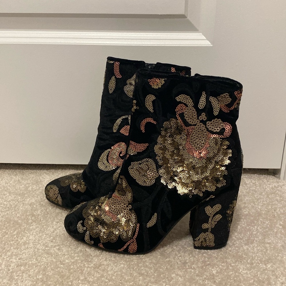 2/30$ ALDO sequence suade booties